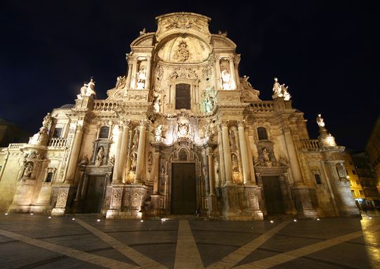 catedral de Murcia con camper